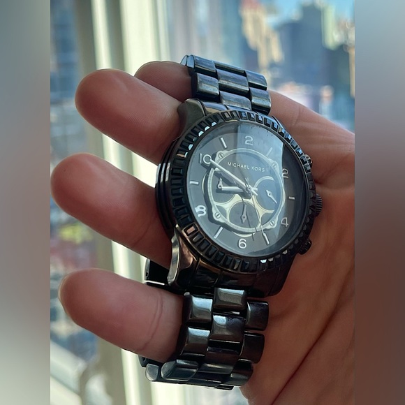 Michael Kors Runway Chronograph Gunmetal Oversized
Watch with Swarovski Crystal - Picture 5 of 5